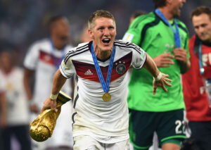 Bastian Schweinsteiger Nắm Băng Đội Trưởng