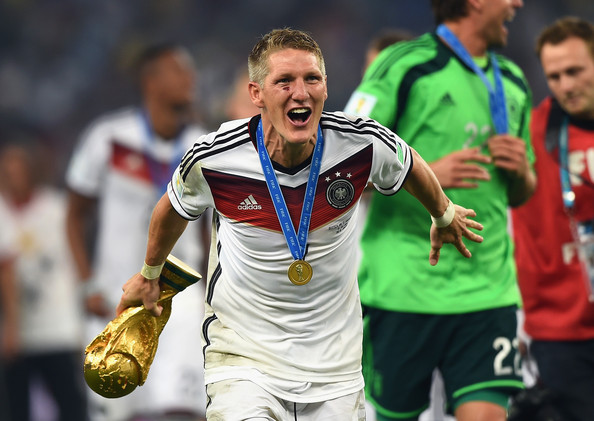 Bastian Schweinsteiger Nắm Băng Đội Trưởng