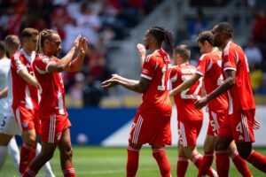 Bayern Munich Cảnh Báo