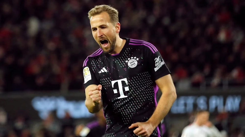 Harry Kane lập hat-trick